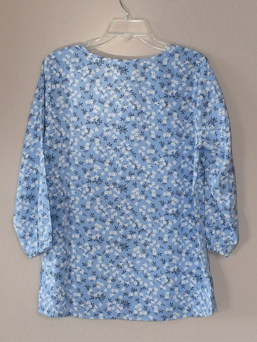 Mario Serrani Women's Blue Floral 3/4 Sleeve V-Neck Top Size M NWT - Picture 3 of 3